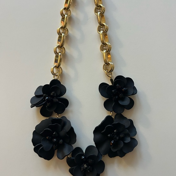 Talbot’s dramatic necklace - Picture 4 of 5